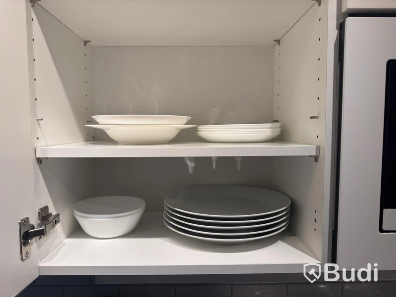 Inventarier till fullt möblerad enrummare - se alla bilder för komplett innehåll
