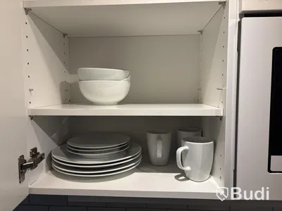 Inventarier till fullt möblerad enrummare - se alla bilder för komplett innehåll