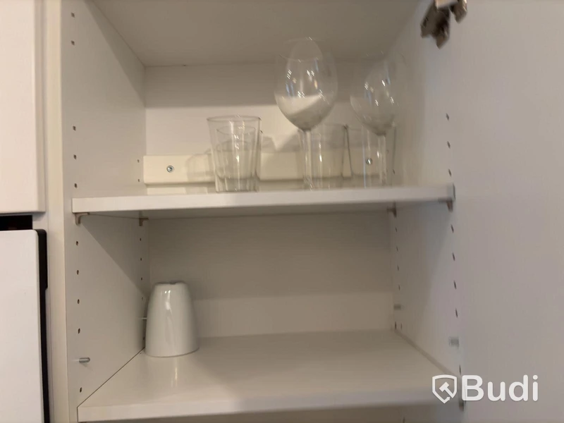 Inventarier till fullt möblerad enrummare - se alla bilder för komplett innehåll