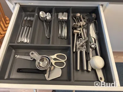 Inventarier till fullt möblerad enrummare - se alla bilder för komplett innehåll