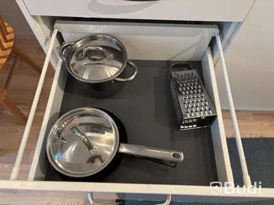 Inventarier till fullt möblerad enrummare - se alla bilder för komplett innehåll