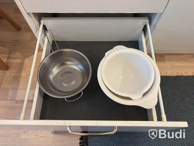 Inventarier till fullt möblerad enrummare - se alla bilder för komplett innehåll