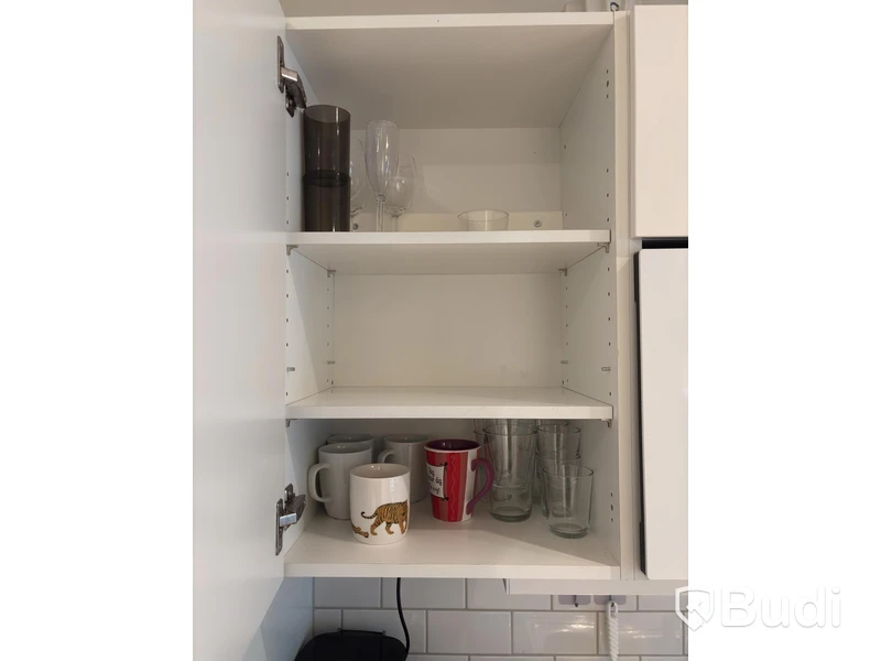 Inventarier till fullt möblerad enrummare - se alla bilder för komplett innehåll