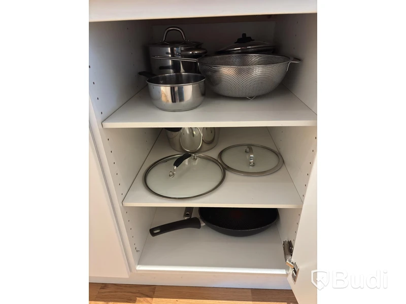 Inventarier till fullt möblerad enrummare - se alla bilder för komplett innehåll