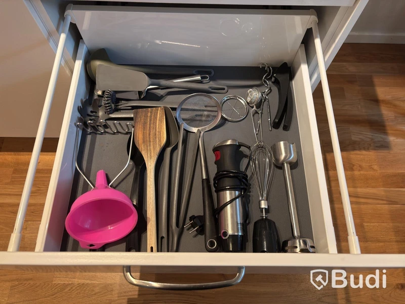 Inventarier till fullt möblerad enrummare - se alla bilder för komplett innehåll