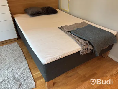 Inventarier till fullt möblerad enrummare - se alla bilder för komplett innehåll