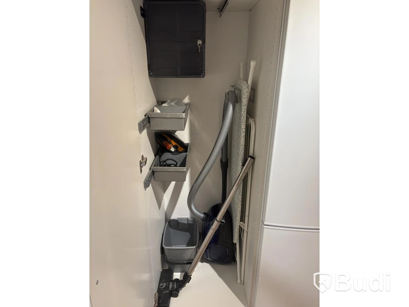 Inventarier till fullt möblerad enrummare - se alla bilder för komplett innehåll