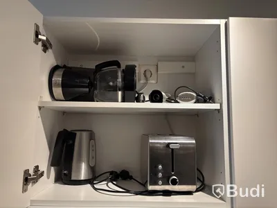 Inventarier till fullt möblerad enrummare - se alla bilder för komplett innehåll