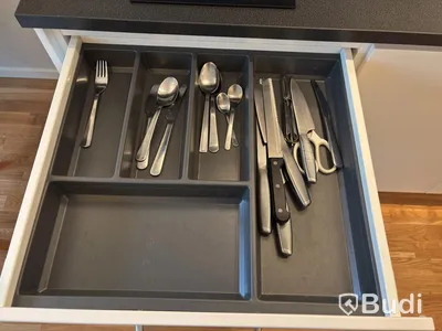 Inventarier till fullt möblerad enrummare - se alla bilder för komplett innehåll