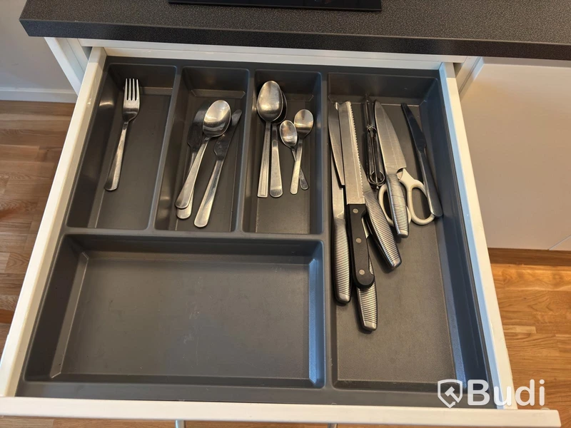 Inventarier till fullt möblerad enrummare - se alla bilder för komplett innehåll