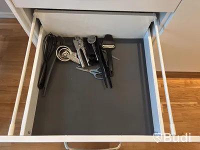 Inventarier till fullt möblerad enrummare - se alla bilder för komplett innehåll