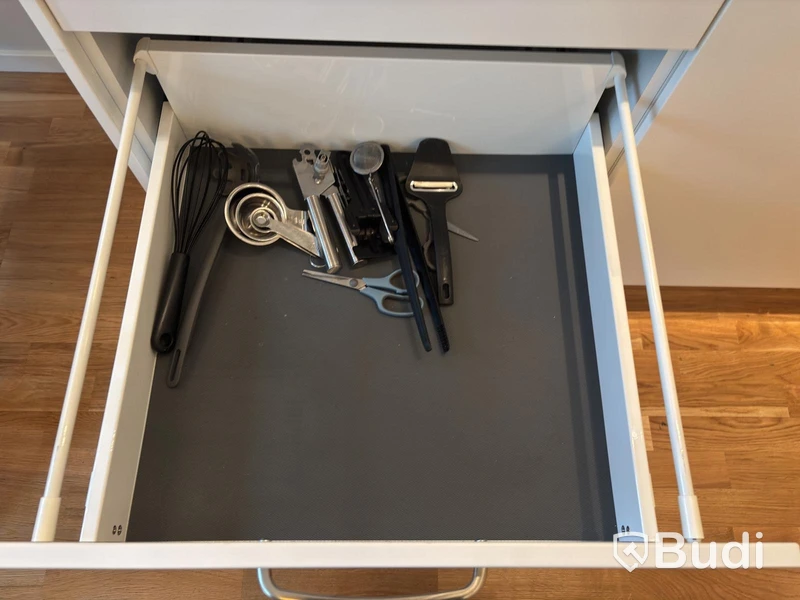 Inventarier till fullt möblerad enrummare - se alla bilder för komplett innehåll