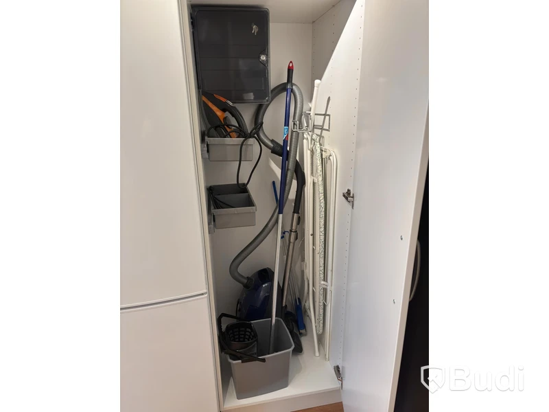 Inventarier till fullt möblerad enrummare - se alla bilder för komplett innehåll