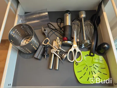 Inventarier till fullt möblerad enrummare - se alla bilder för komplett innehåll
