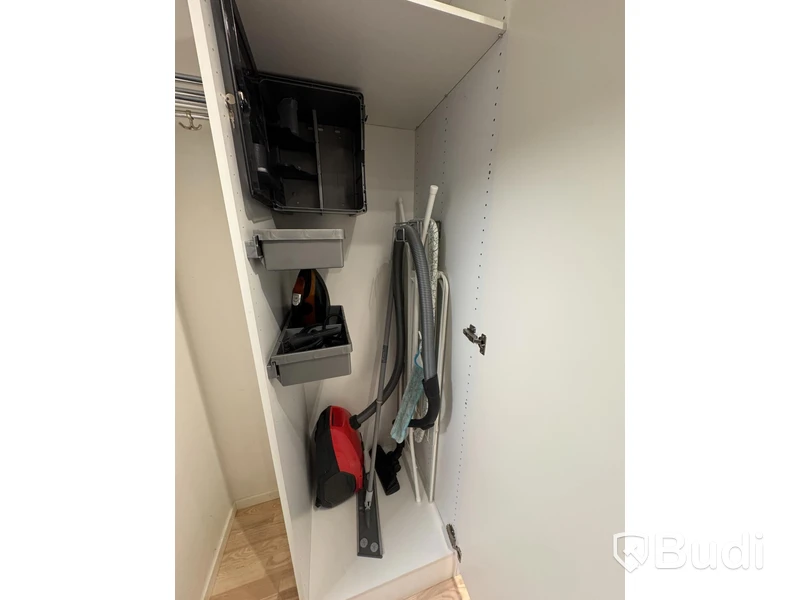 Inventarier till fullt möblerad enrummare - se alla bilder för komplett innehåll