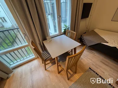 Inventarier till fullt möblerad enrummare - se alla bilder för komplett innehåll