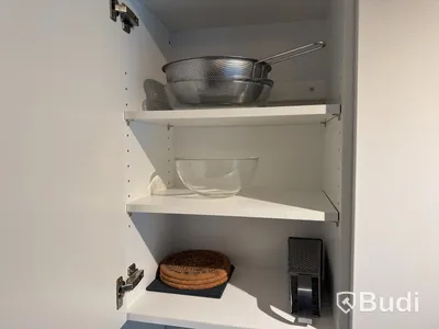 Inventarier till fullt möblerad enrummare - se alla bilder för komplett innehåll