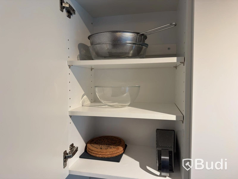 Inventarier till fullt möblerad enrummare - se alla bilder för komplett innehåll