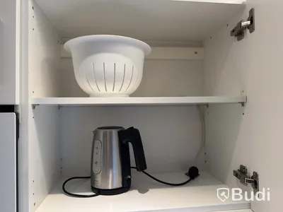 Inventarier till fullt möblerad enrummare - se alla bilder för komplett innehåll