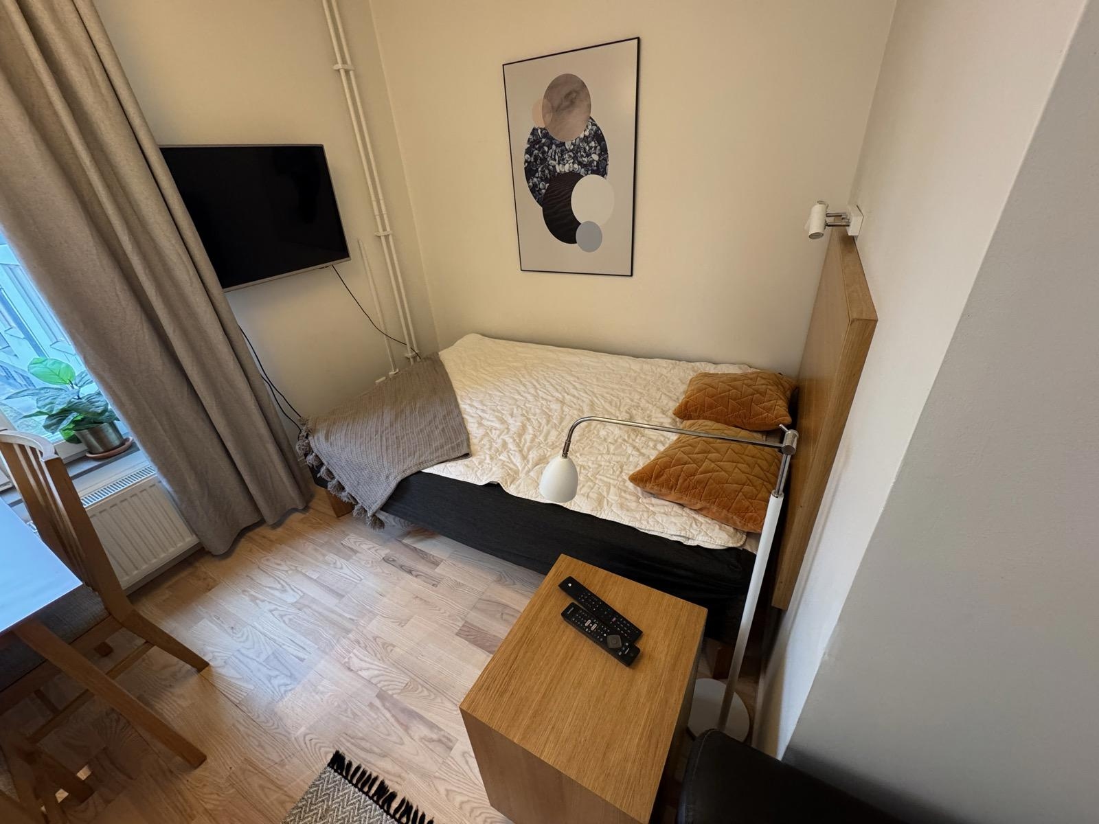 Inventarier till fullt möblerad enrummare - se alla bilder för komplett innehåll