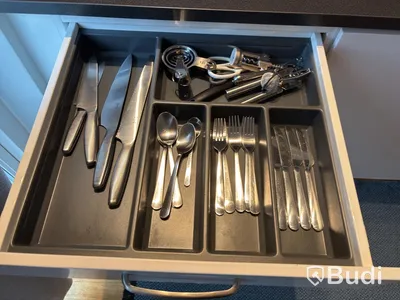 Inventarier till fullt möblerad enrummare - se alla bilder för komplett innehåll