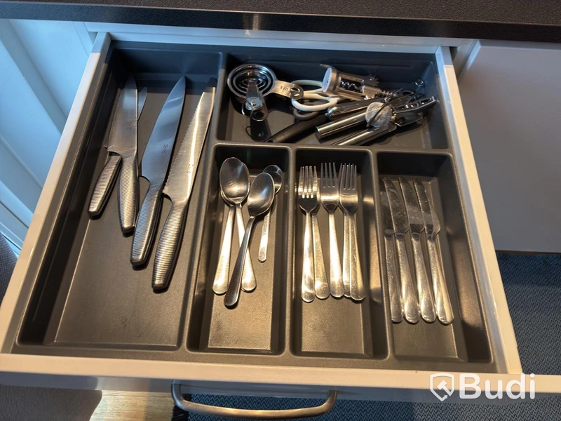 Inventarier till fullt möblerad enrummare - se alla bilder för komplett innehåll