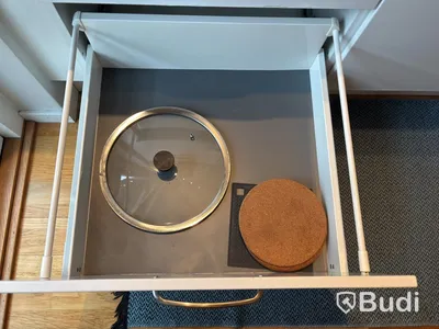 Inventarier till fullt möblerad enrummare - se alla bilder för komplett innehåll