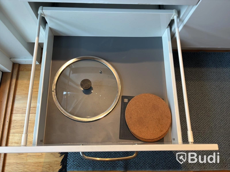 Inventarier till fullt möblerad enrummare - se alla bilder för komplett innehåll