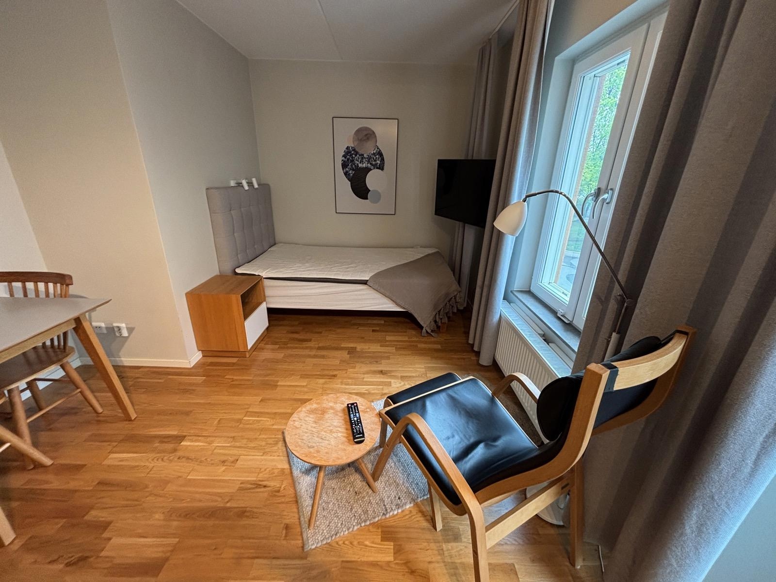 Inventarier till fullt möblerad enrummare - se alla bilder för komplett innehåll