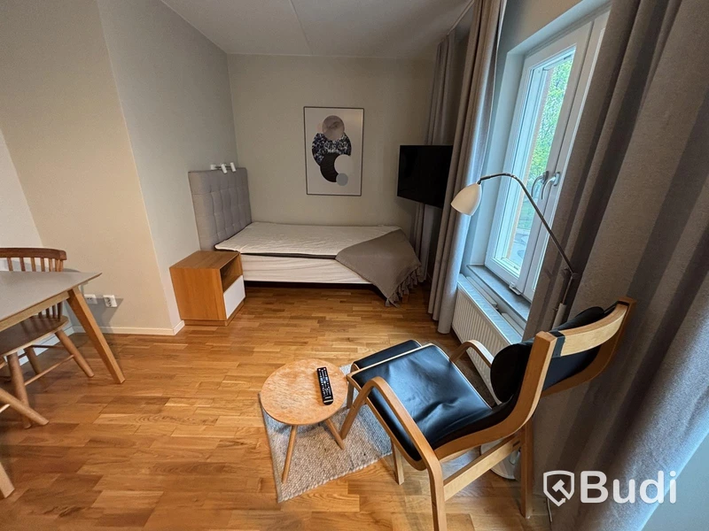 Inventarier till fullt möblerad enrummare - se alla bilder för komplett innehåll