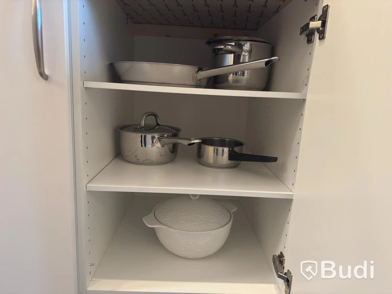 Inventarier till fullt möblerad enrummare - se alla bilder för komplett innehåll