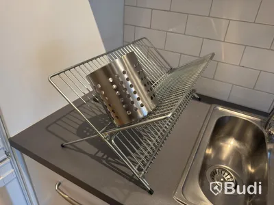 Inventarier till fullt möblerad enrummare - se alla bilder för komplett innehåll