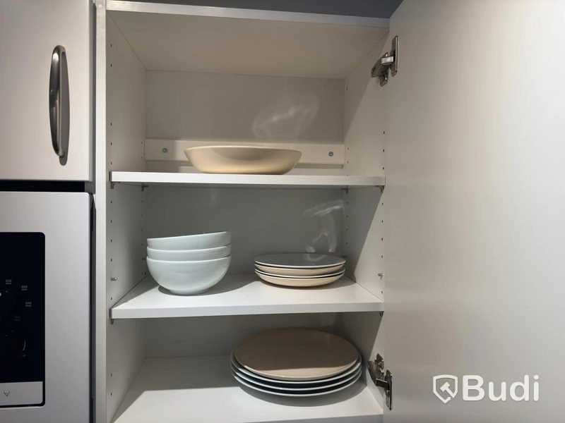 Inventarier till fullt möblerad enrummare - se alla bilder för komplett innehåll