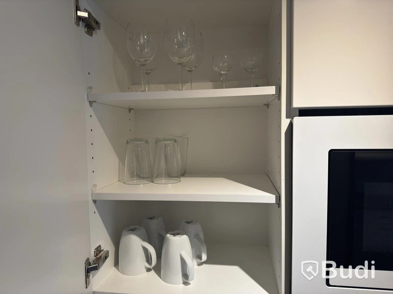 Inventarier till fullt möblerad enrummare - se alla bilder för komplett innehåll