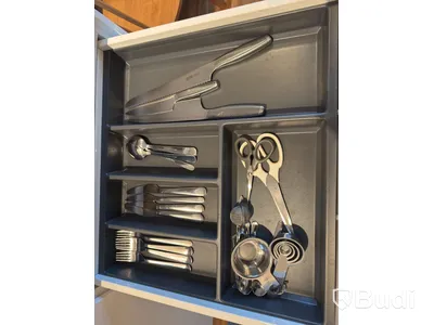 Inventarier till fullt möblerad enrummare - se alla bilder för komplett innehåll