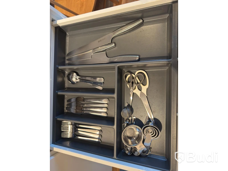 Inventarier till fullt möblerad enrummare - se alla bilder för komplett innehåll