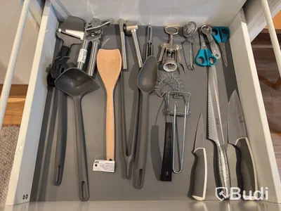 Inventarier till fullt möblerad enrummare - se alla bilder för komplett innehåll