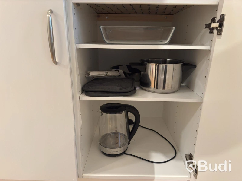 Inventarier till fullt möblerad enrummare - se alla bilder för komplett innehåll