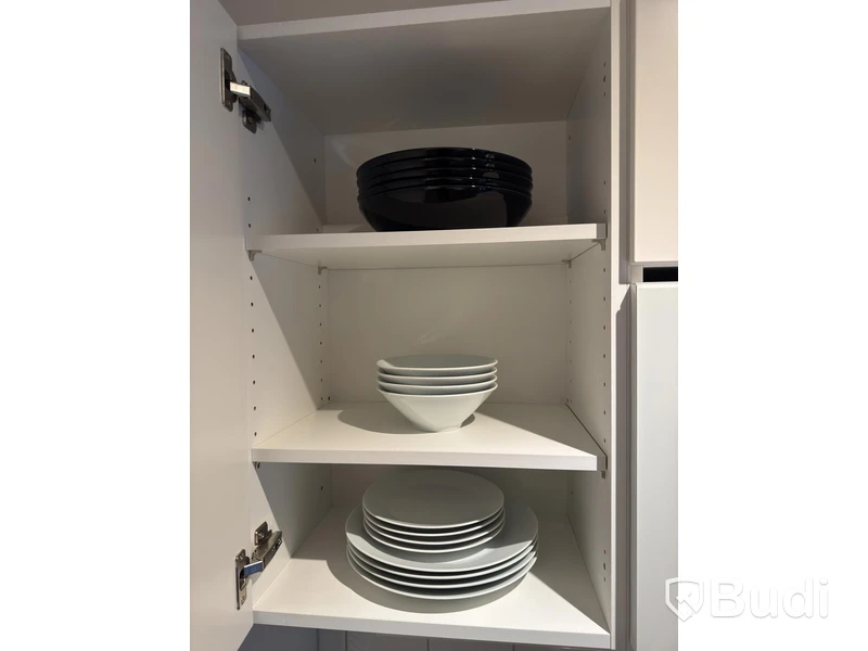 Inventarier till fullt möblerad enrummare - se alla bilder för komplett innehåll