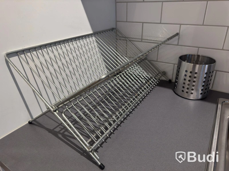 Inventarier till fullt möblerad enrummare - se alla bilder för komplett innehåll