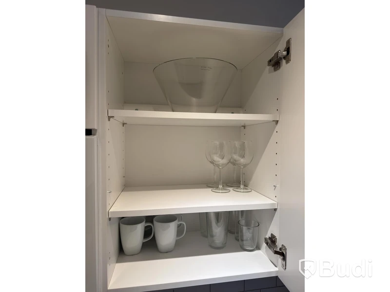 Inventarier till fullt möblerad enrummare - se alla bilder för komplett innehåll