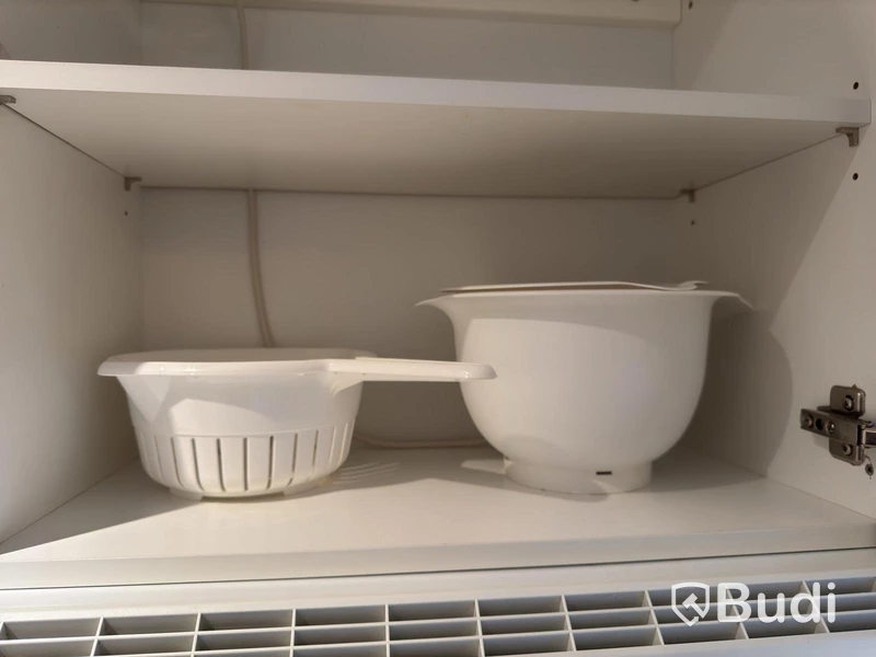 Inventarier till fullt möblerad enrummare - se alla bilder för komplett innehåll