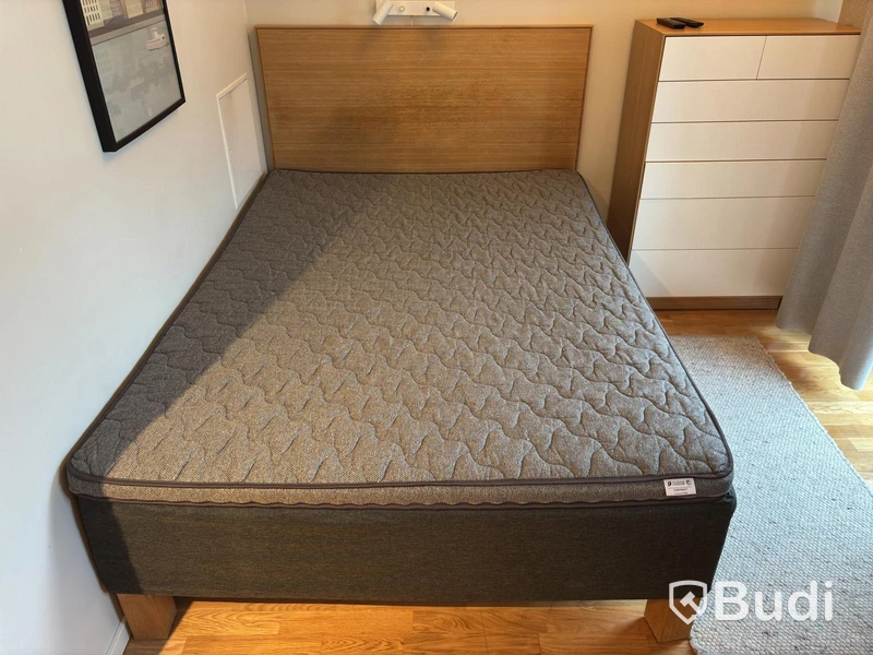Inventarier till fullt möblerad enrummare - se alla bilder för komplett innehåll