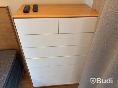 Inventarier till fullt möblerad enrummare - se alla bilder för komplett innehåll