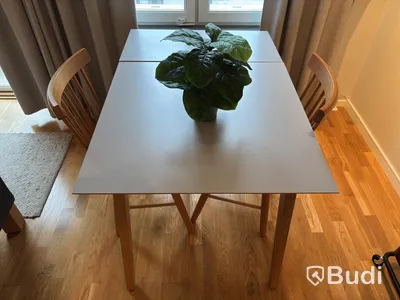 Inventarier till fullt möblerad enrummare - se alla bilder för komplett innehåll