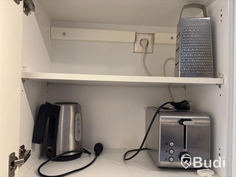 Inventarier till fullt möblerad enrummare - se alla bilder för komplett innehåll