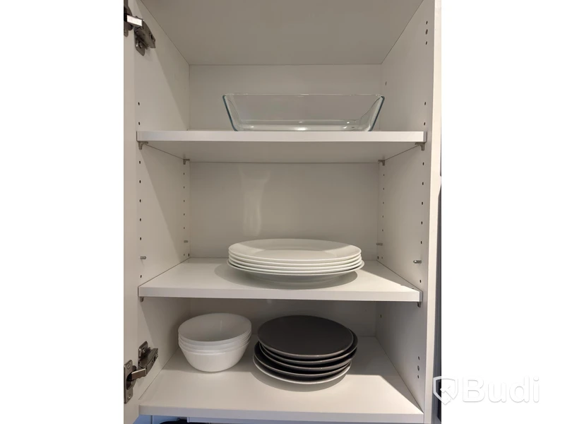 Inventarier till fullt möblerad enrummare - se alla bilder för komplett innehåll