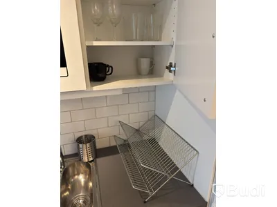 Inventarier till fullt möblerad enrummare - se alla bilder för komplett innehåll