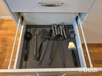 Inventarier till fullt möblerad enrummare - se alla bilder för komplett innehåll