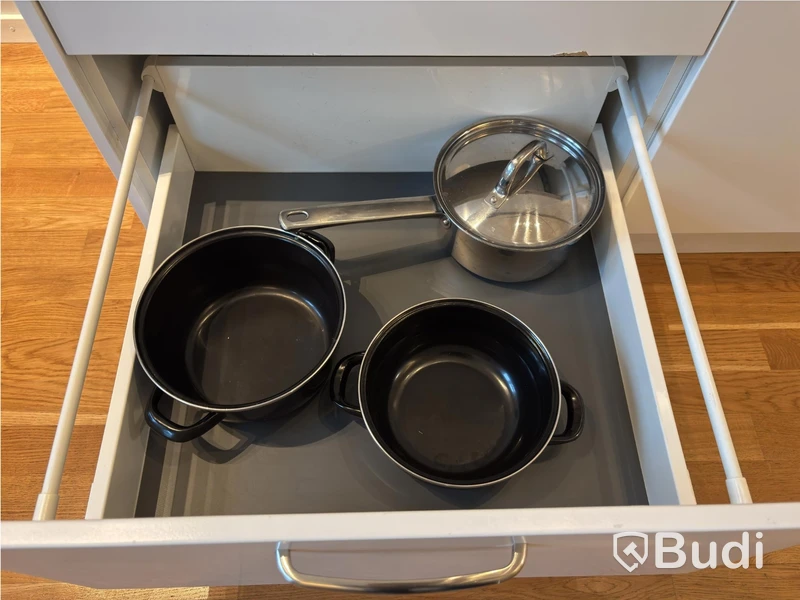 Inventarier till fullt möblerad enrummare - se alla bilder för komplett innehåll